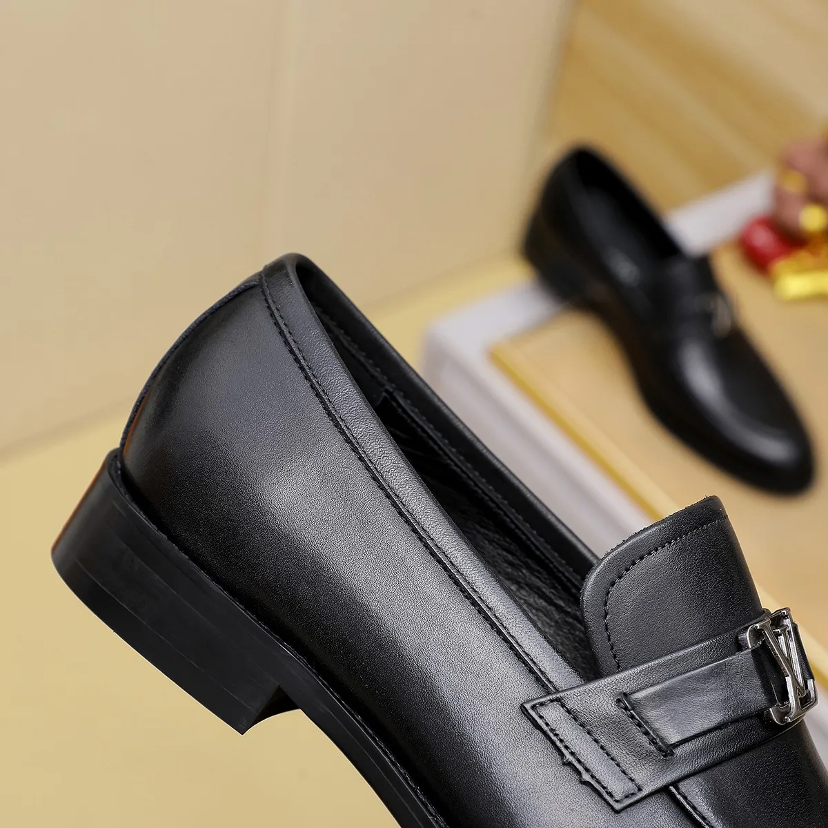 Men's Men's Shoes 💰420 💰[Louis Vuitton] LV high-end business formal leather shoes! ! Luxurious and elegant style, equal emphasis on practicality and style, professional focus on details and quality, counter original 1⃣️: 1⃣️ super accurate reproduction👍🏻! Material: The upper is made of imported original soft 🐂cowhide ➕imported first-layer sheepskin lining. Original anti-slip and wear-resistant outsole! Code number: 39--45, (38.46 custom-made) Large quantities in stock!